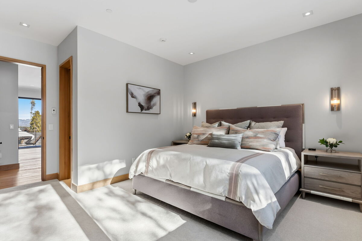 Lujo en capas: los cuidados detalles de diseño, el arte y los textiles elevan este dormitorio más allá de la típica estadía en la montaña.