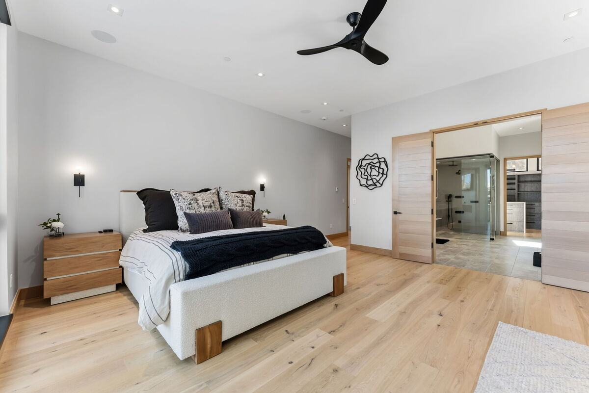 Baño privado con acceso a pie: una suite principal de tamaño generoso conectada por puertas correderas a un lujoso baño privado diseñado para la relajación.