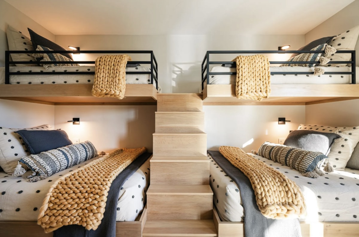 Litera incorporada: las literas personalizadas de la sala de juegos crean un espacio acogedor y aprobado para niños justo en el corazón de la diversión.