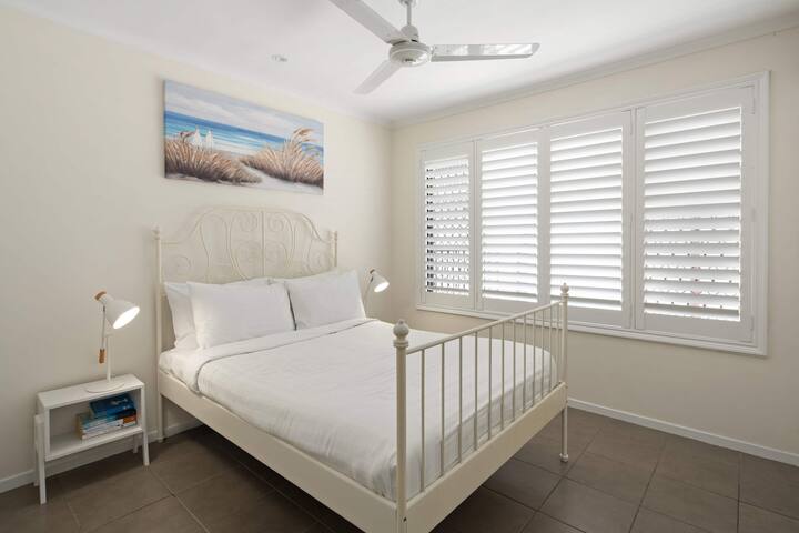 Con una cama doble, ventilador de techo y armario, el tercer dormitorio ofrece un espacio tranquilo y sin complicaciones para relajarse y descansar por la noche.