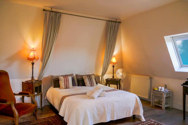 Habitación 2, cama grande con baño privado