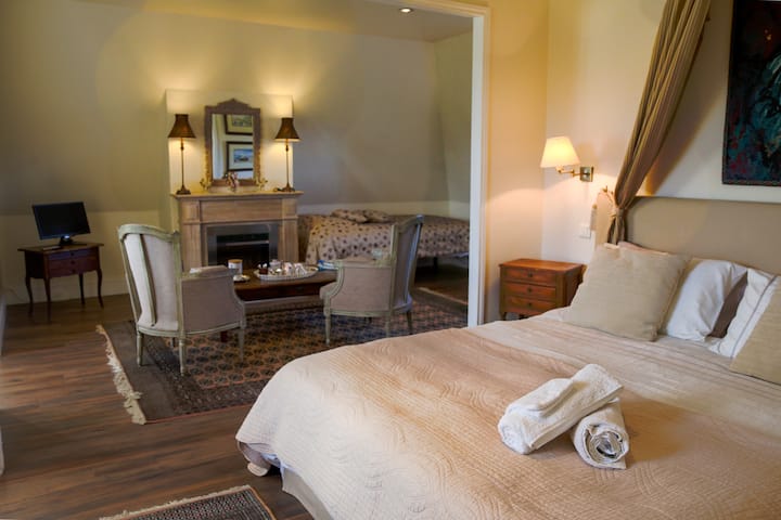 Habitación 3: habitación grande con cama grande + 1 cama individual + sala de estar y baño privado con ducha y bañera