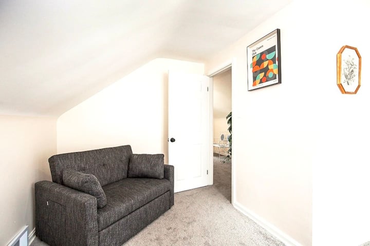 Სპეციალური კაბინეტი საძინებლის დივნით – შესაფერისია ბავშვისთვის ან ზრდასრულისთვის 5 ‑ 7 სმ ‑ მდე (170 სმ)