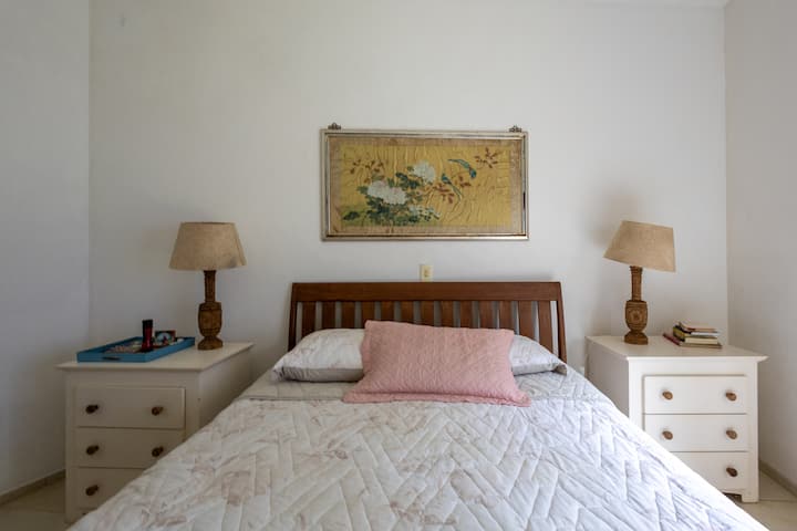 带灯的双人床，非常适合夜间阅读