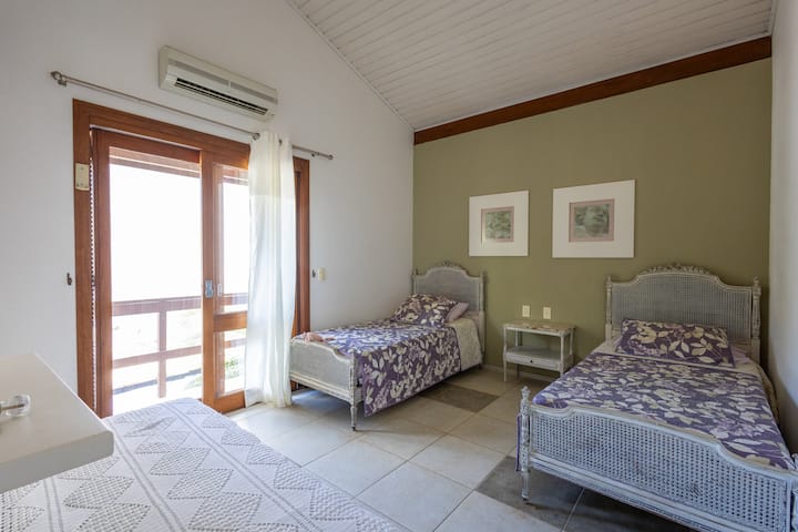 两张单人床，房间内设有阳台