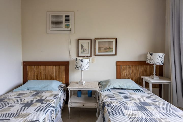 卧室配备两张单人床和舒适的灯