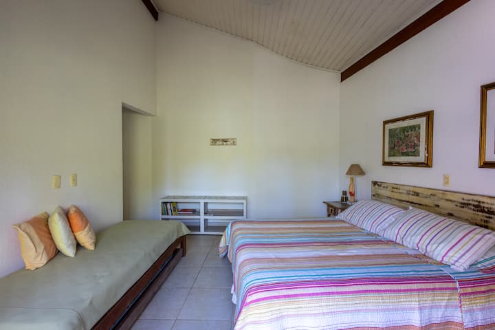 卧室配有大床、额外的单人床和充足的空间