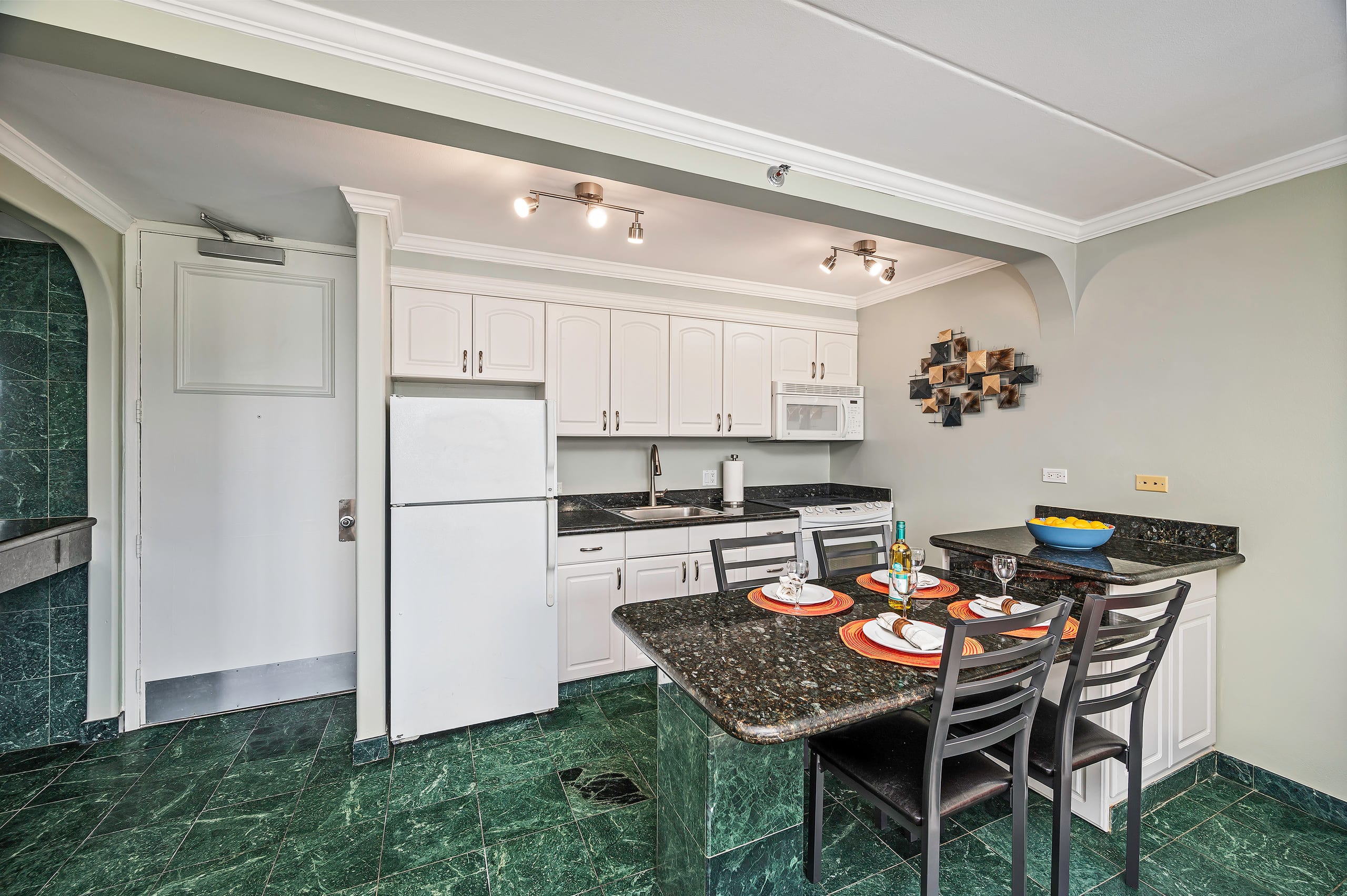 Golf Course-Mountain Views Condo at Waikiki Sunset - Image 6