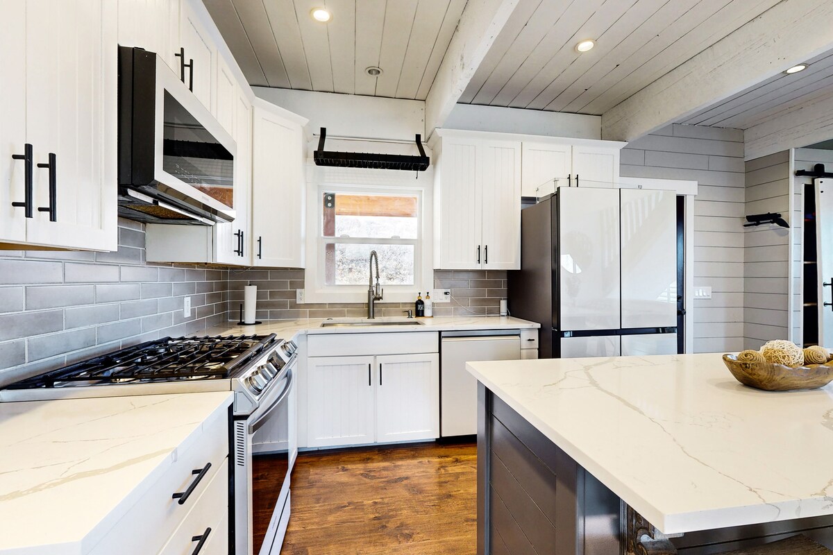 Midway Family Hideaway