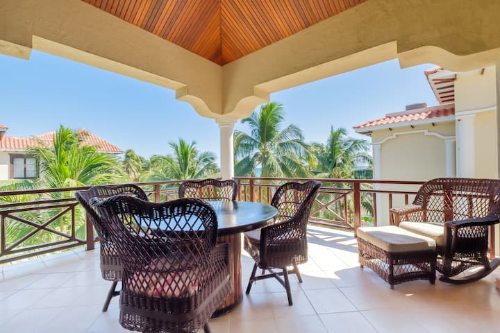Casa Tropical Penthouse | Sea & Pool Views in San Pedro