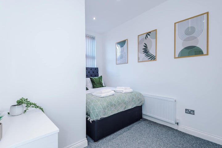 ห้องนอนที่มีเสน่ห์: สีสันสดใสและการตกแต่งที่ทันสมัยสร้างฉากหลังที่สมบูรณ์แบบสำหรับการพักผ่อน!