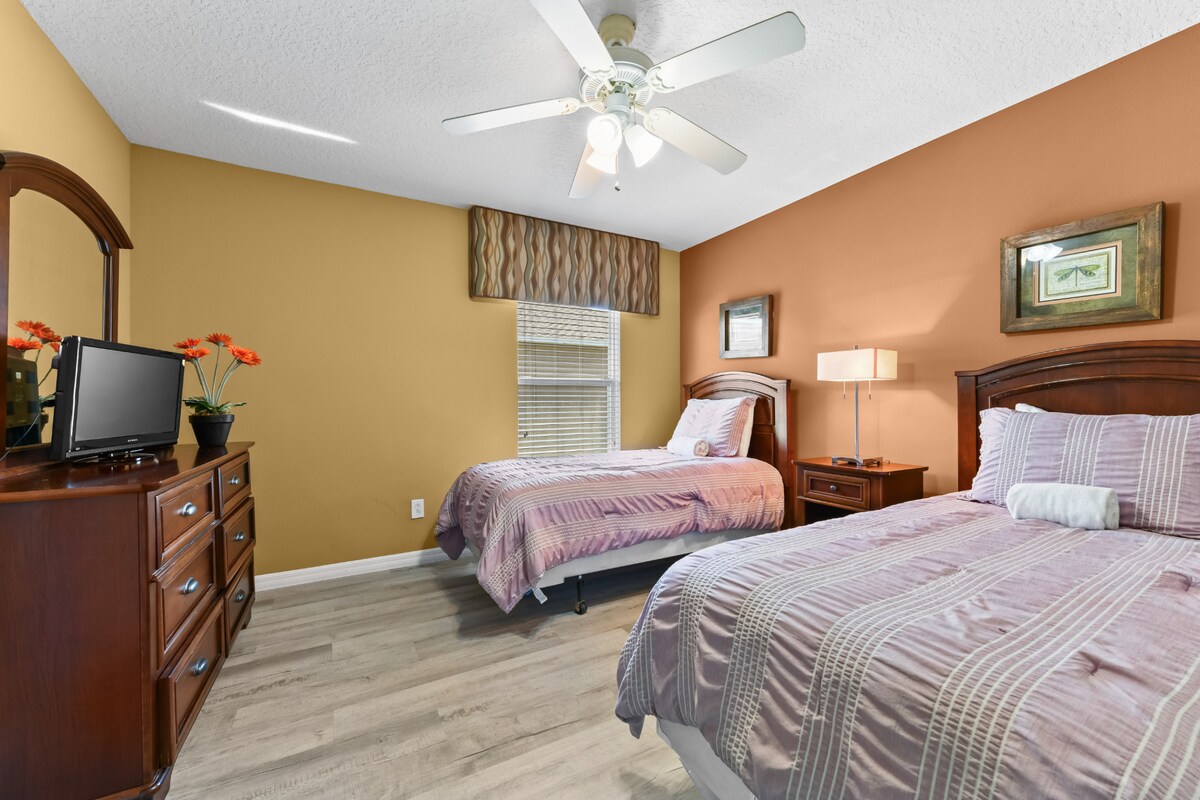 SPÁLŇA 2 (na poschodí): 2 samostatné postele s 24-palcovou TV s plochou obrazovkou, stropný ventilátor a priľahlá kúpeľňa na chodbe (KÚPEĽŇA 2)