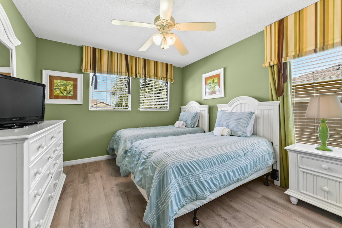 SPÁLŇA 3 (na poschodí): 2 samostatné postele s 24-palcovou TV s plochou obrazovkou, stropný ventilátor a priľahlá kúpeľňa na chodbe (KÚPEĽŇA 2)