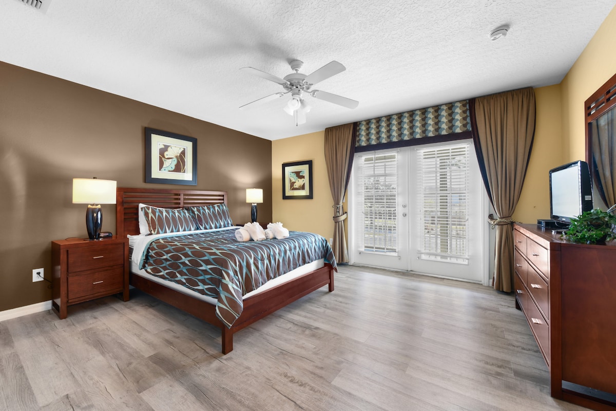 SPÁLŇA 5 (na poschodí): 1 manželská posteľ s 26-palcovou TV s plochou obrazovkou, stropný ventilátor, balkón a vlastná kúpeľňa (KÚPEĽŇA 4)