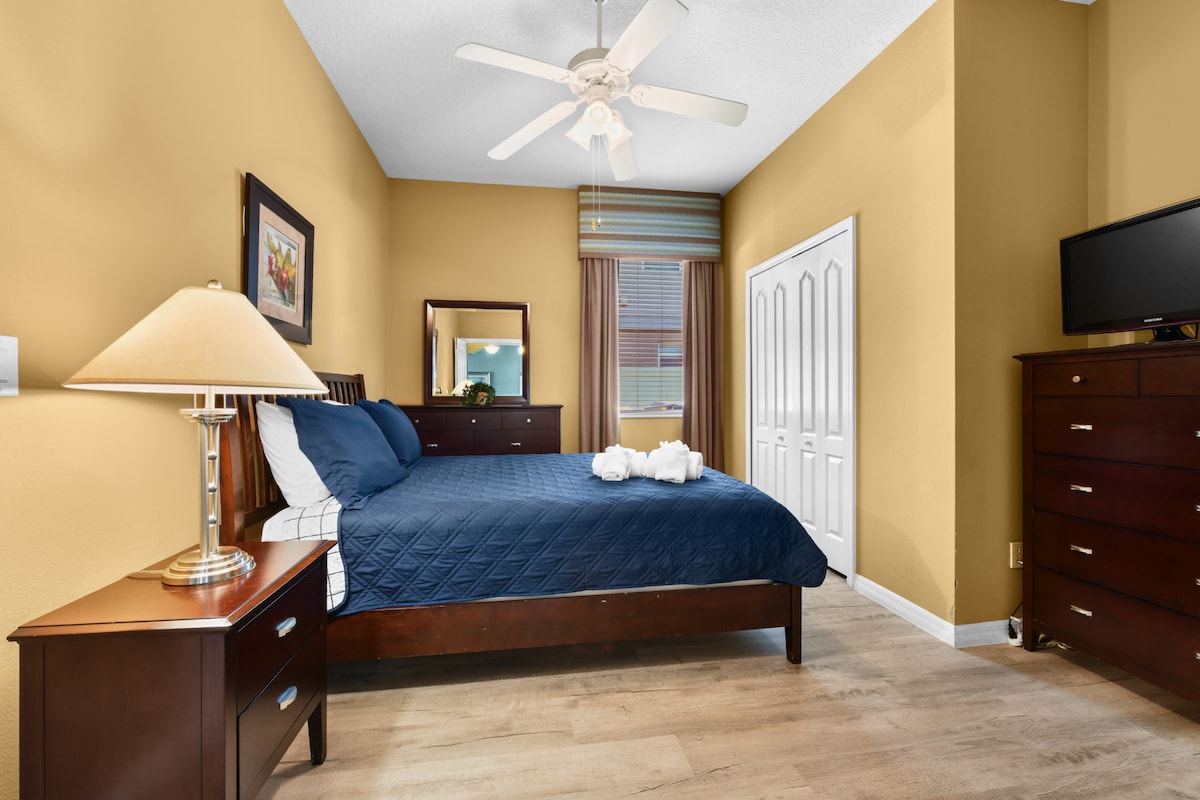 SPÁLŇA 4 (na prízemí): 1 manželská posteľ s 26-palcovou TV s plochou obrazovkou, stropný ventilátor, priľahlá kúpeľňa na chodbe (KÚPEĽŇA)