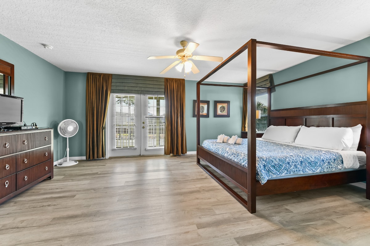 APARTMÁN MAJITEĽA (na poschodí): 1 manželská posteľ s 26-palcovou TV s plochou obrazovkou, stropný ventilátor, balkón a vlastná kúpeľňa (KÚPEĽŇA MAJITEĽA)