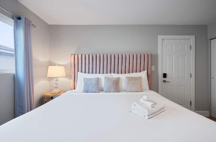 Treća spavaća soba s bračnim krevetom (king size), ormarom i pristupom garaži. (Garaža će se upotrebljavati kao glavni ulaz)