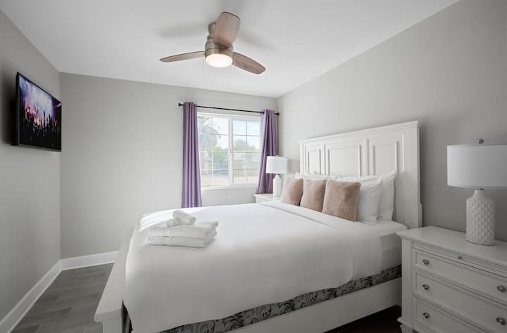 4. spavaća soba s bračnim krevetom, pametnim televizorom i ormarom.