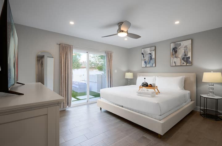 Glavna spavaća soba s velikim bračnim krevetom, pametnim televizorom, velikim ormarom, dodatnim prostorom za odlaganje i privatnim izlazom na vanjsku terasu s bazenom i masažnom kadom.