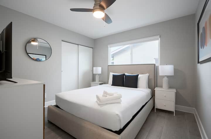 Druga spavaća soba s bračnim krevetom (160 – 179 cm), pametnim televizorom i ormarom.