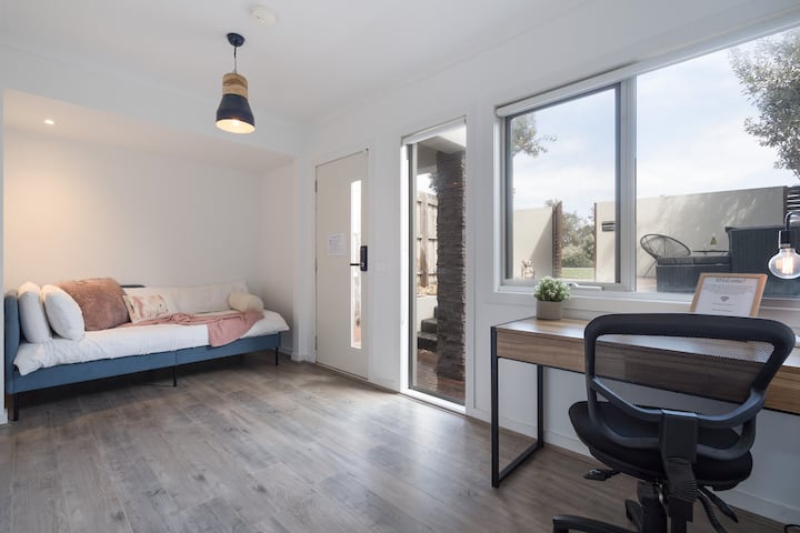 Влез и простор со биро со дополнителна опција за спиење