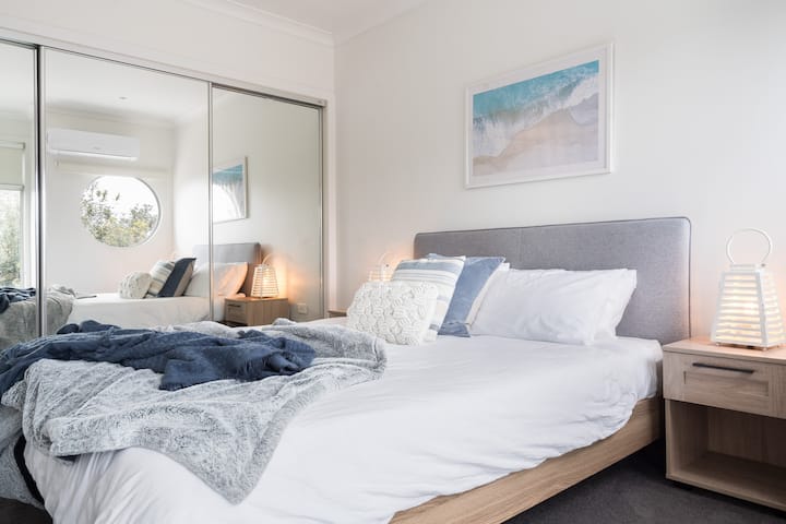 Брачен кревет (широк 180 – 220 см)