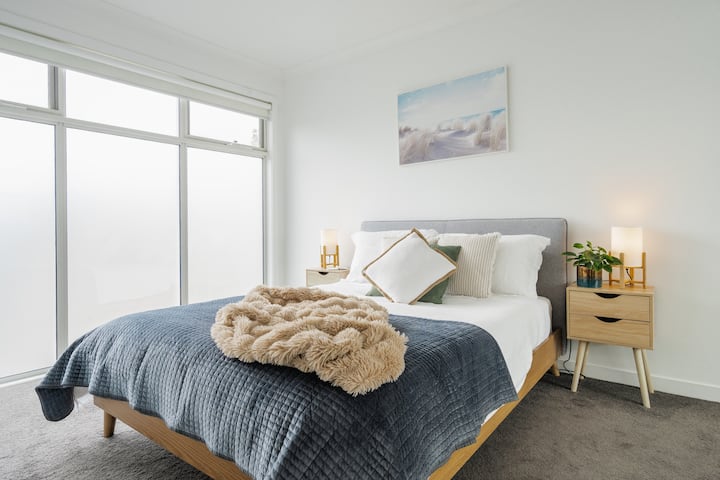 Спална соба со брачен кревет (широк 150 – 179 см) со греење и ладење