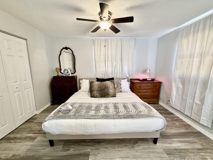 غرفة النوم الرئيسية - سرير كبير