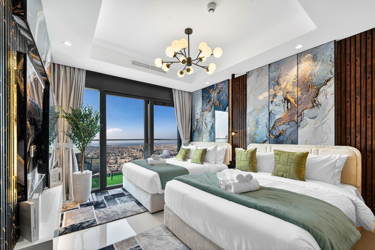 Amplia habitación con dos camas dobles.