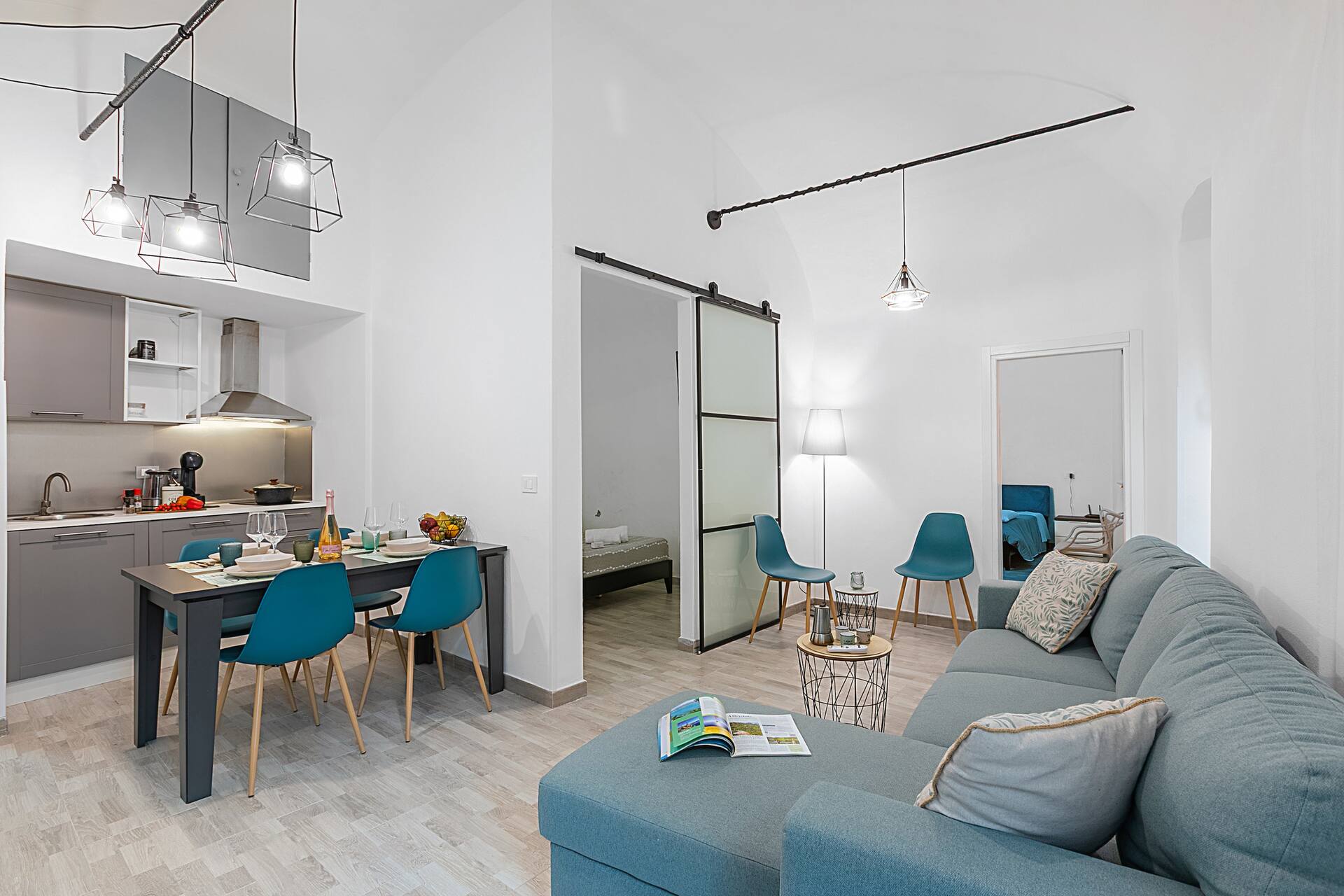 Saro House, Centre Apartment for 6 - Happy Rentals