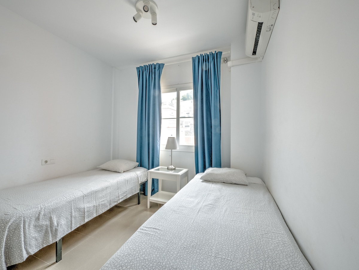 Deuxième chambre avec deux lits simples et climatisation.