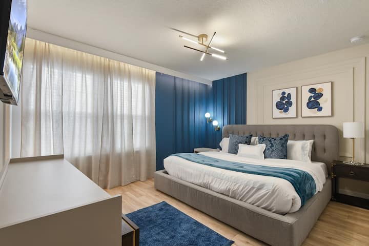 تحتوي غرفة النوم هذه على حمام داخلي خاص بها لراحة ضيوفك.