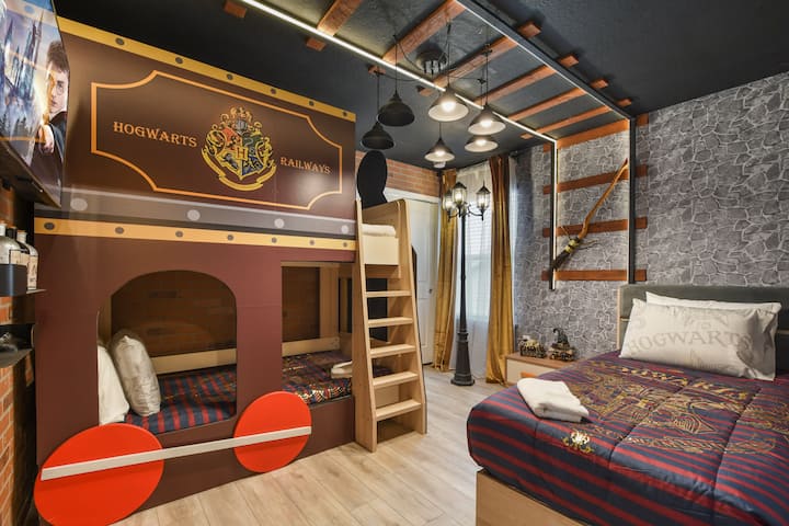 الجميع على متن قطار هوجورتس السريع! سيحب الأطفال والمعجبون على حد سواء غرفة نوم هاري بوتر الغامرة هذه، مع سرير بطابقين على طراز القطار، ودعائم سحرية، وأجواء دافئة وسحرية.