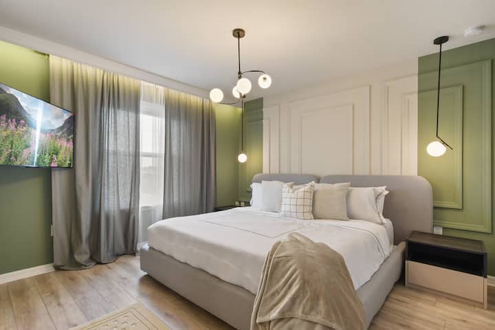 تتميز غرفة النوم هذه بحمام جاك آند جيل شبه خاص يتصل بالغرفة ذات الطابع المتشابك، وهو مثالي لمنح العائلات راحة إضافية وسهولة الوصول أثناء إقامتهم.