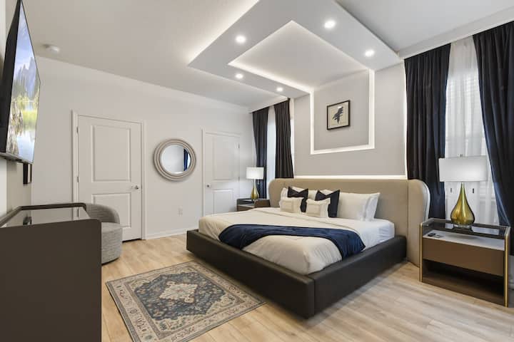 تقع غرفة النوم الرئيسية في الطابق الأول وتتميز بحمام خاص مع مدخل مباشر إلى حمام السباحة ومنطقة الفناء.