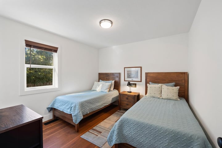 Спалня с две единични легла - идеална за деца или допълнителни гости