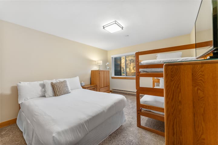 საძინებელშია 152×203 სმ ზომის საწოლი და ორსართულიანი საწოლი. 