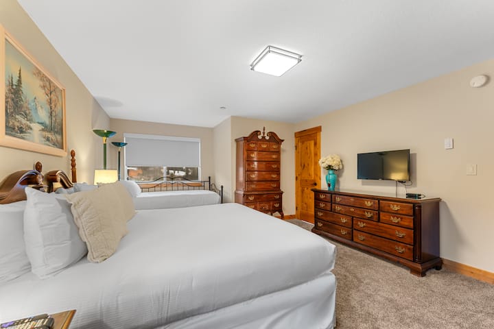 ძირითად საძინებელს აქვს 183×213 სმ ზომის საწოლი, ერთადგილიანი საწოლი გასაშლელი საწოლით, საკუთარი სააბაზანო და ჰიდრომასაჟიანი აუზისკენ პირადი გასასვლელი. 