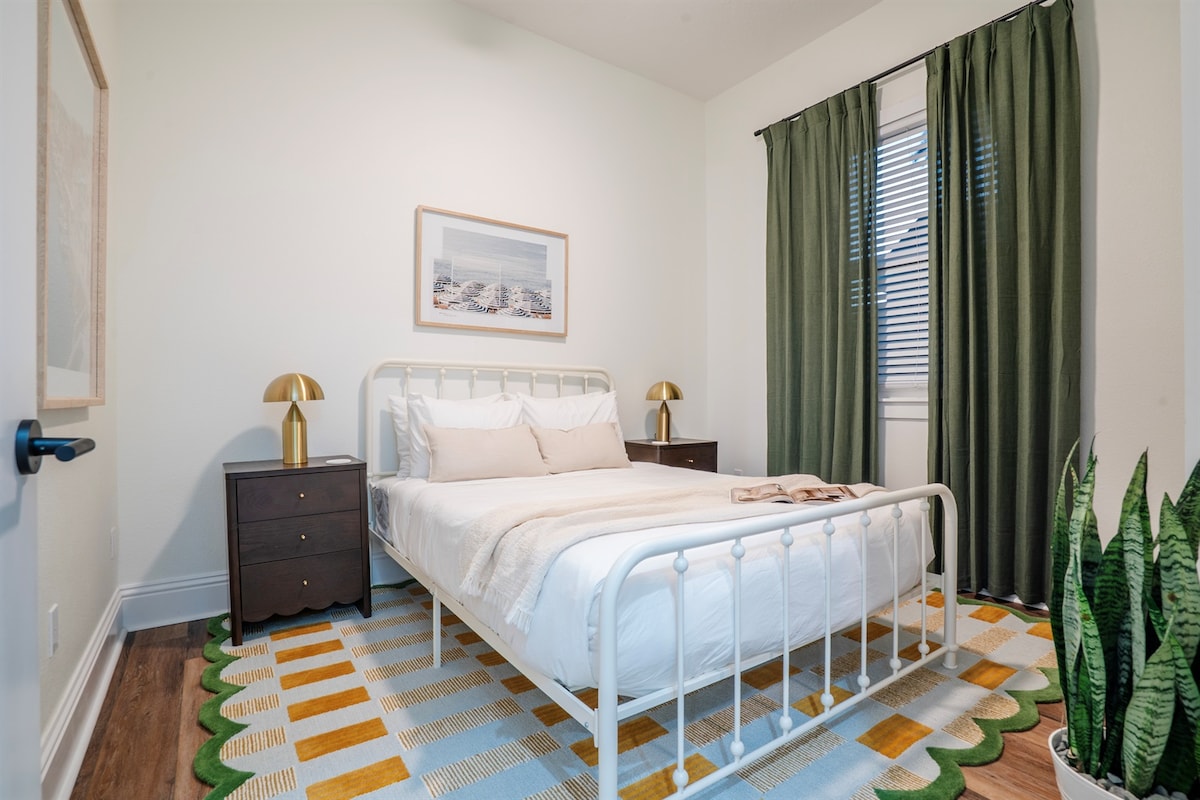 Dhomë gjumi me krevat dopio me abazhurë leximi të artë dhe perde që bllokojnë dritën — fli sa të duash