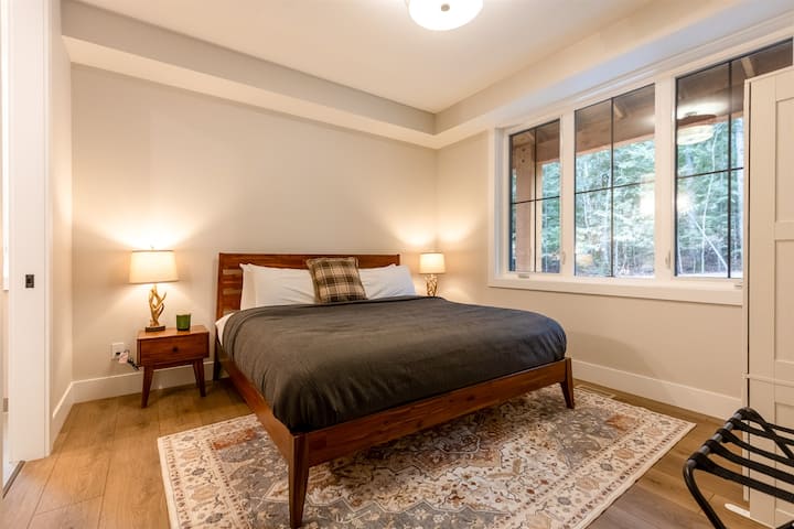 King Bed with Ensuite l Main Floor