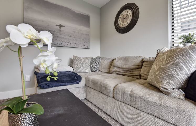 Stunning and Cosy 2 brm apartment by Kits Beach gallery image 3