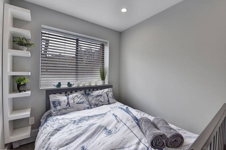 Stunning and Cosy 2 brm apartment by Kits Beach gallery image 4