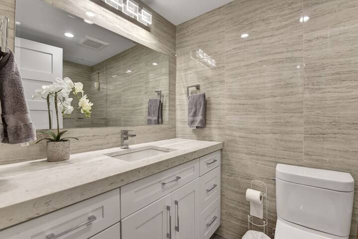 Stunning and Cosy 2 brm apartment by Kits Beach gallery image 5