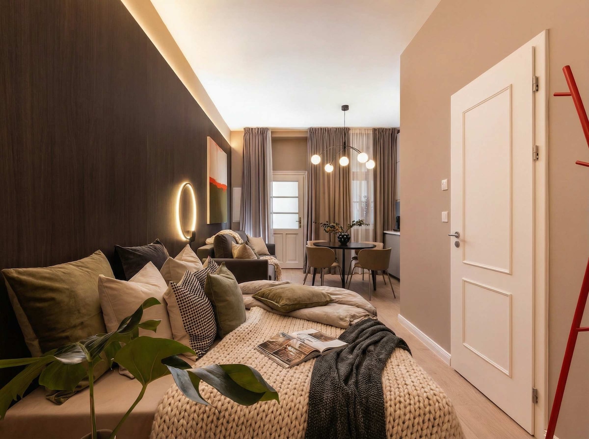 ห้องนอนแรกพร้อมเตียงควีนไซส์และเตียงโซฟา