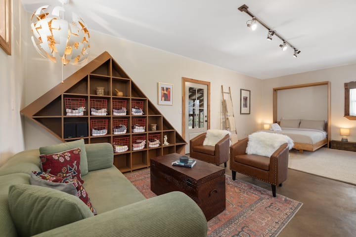 En el estudio hay un espacio común y una cocina pequeña junto con la cama tamaño queen y el baño completo. 