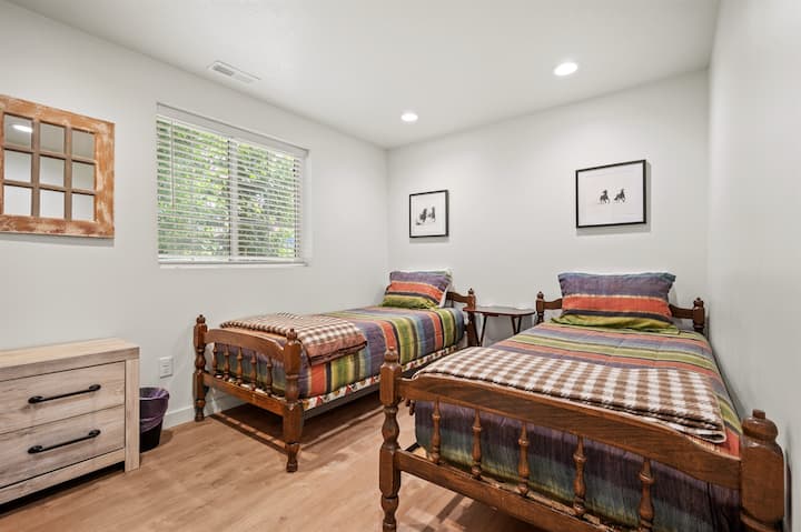 Habitación doble luminosa, ideal para niños, amigos o huéspedes adicionales.