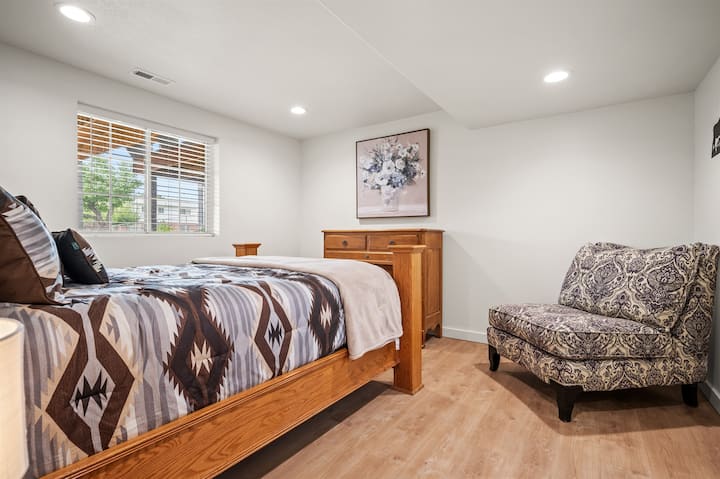 Dormitorio cómodo con ropa de cama suave y un baño privado adjunto para relajarse fácilmente.