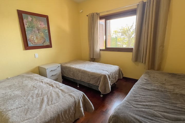 Quarto bem decorado e agradável, perfeito para relaxar e aproveitar