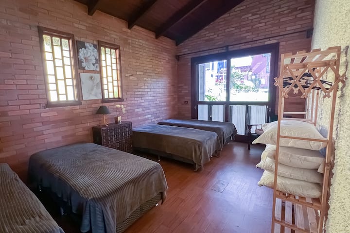 Quarto confortável e bem distribuído para maior comodidade
