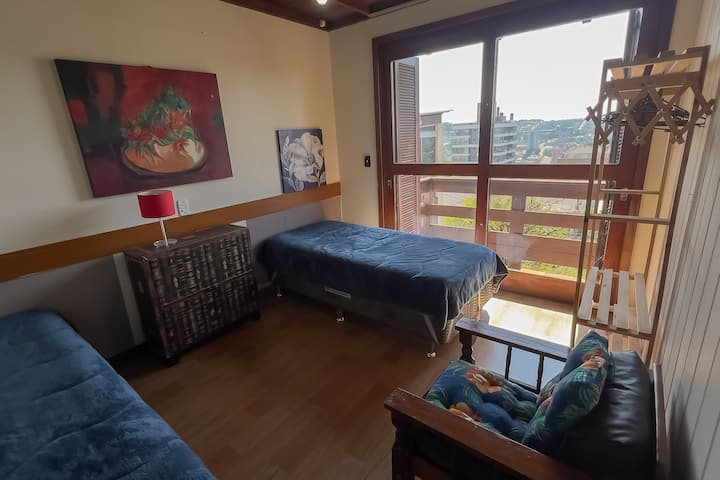 Quarto acolhedor, ideal para descanso após um dia de passeio